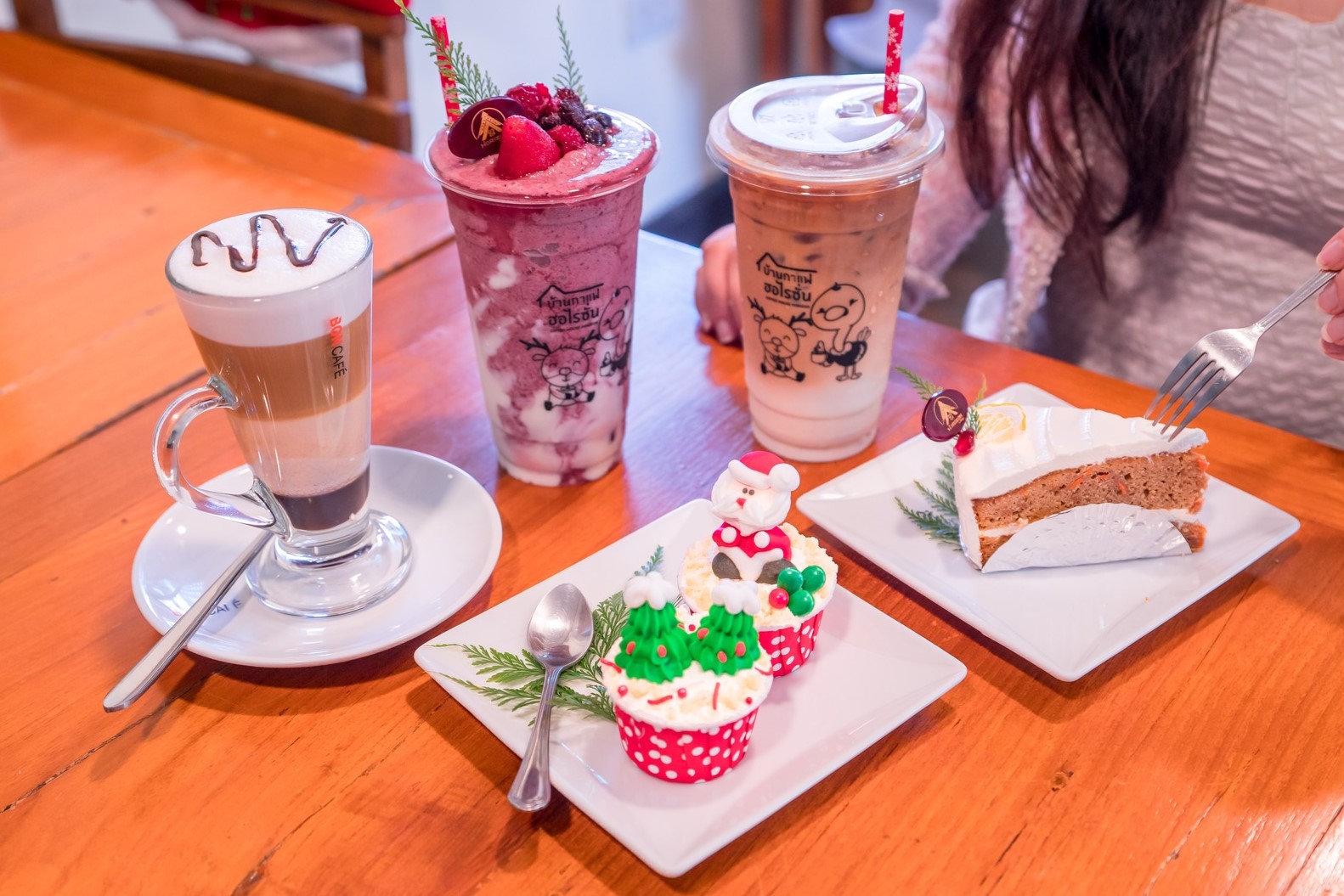 เครื่องดื่มและเค้ก — บ้านกาแฟฮอไรซั่น