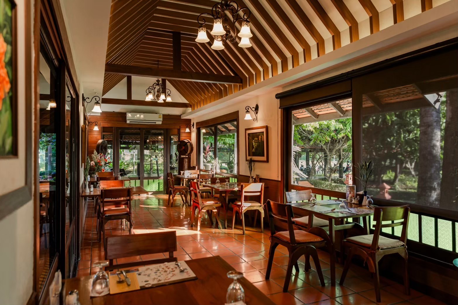 บรรยากาศภายในห้องแอร์ — ร้านลานดอกไม้