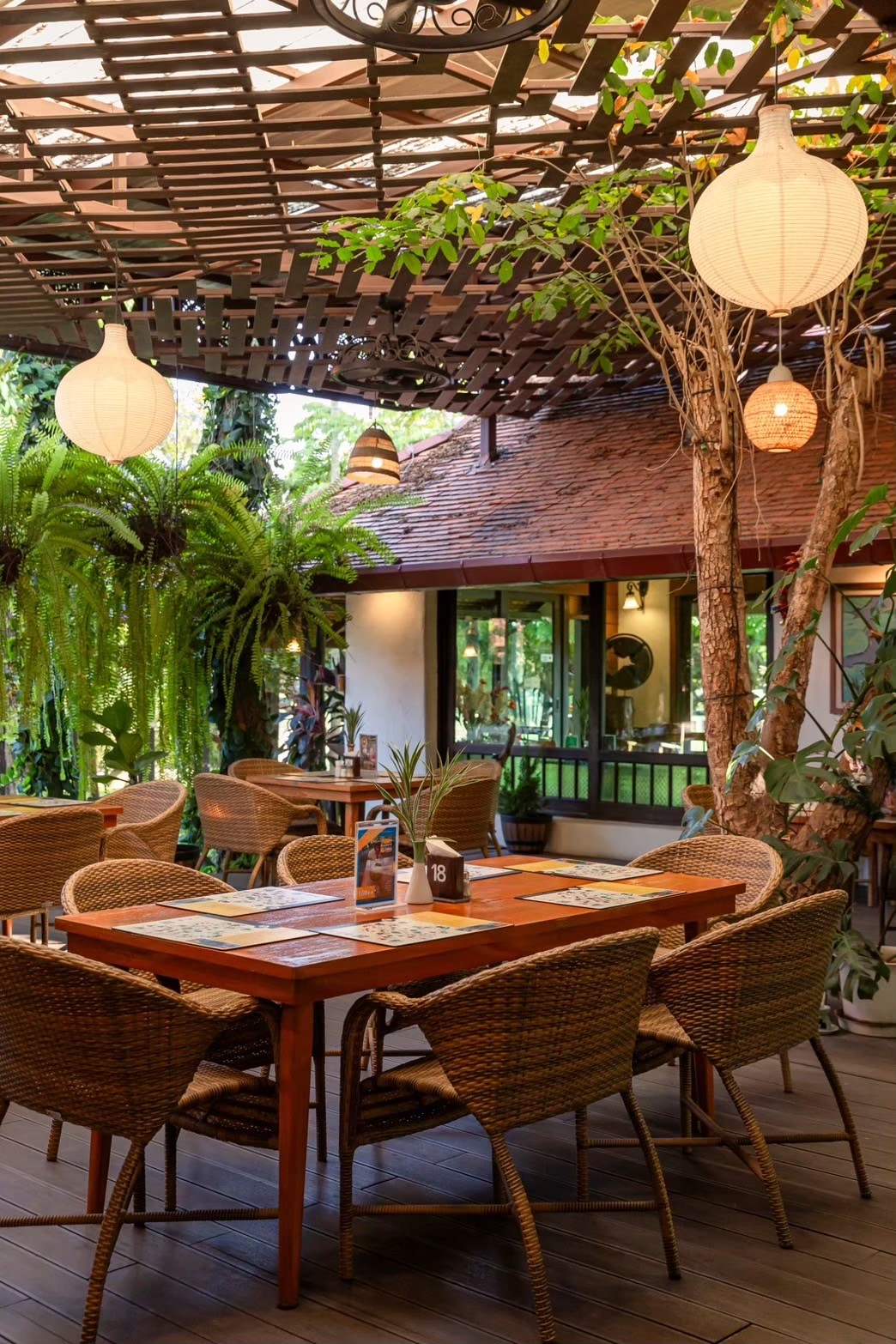 ที่นั่งด้านนอก — ร้านลานดอกไม้